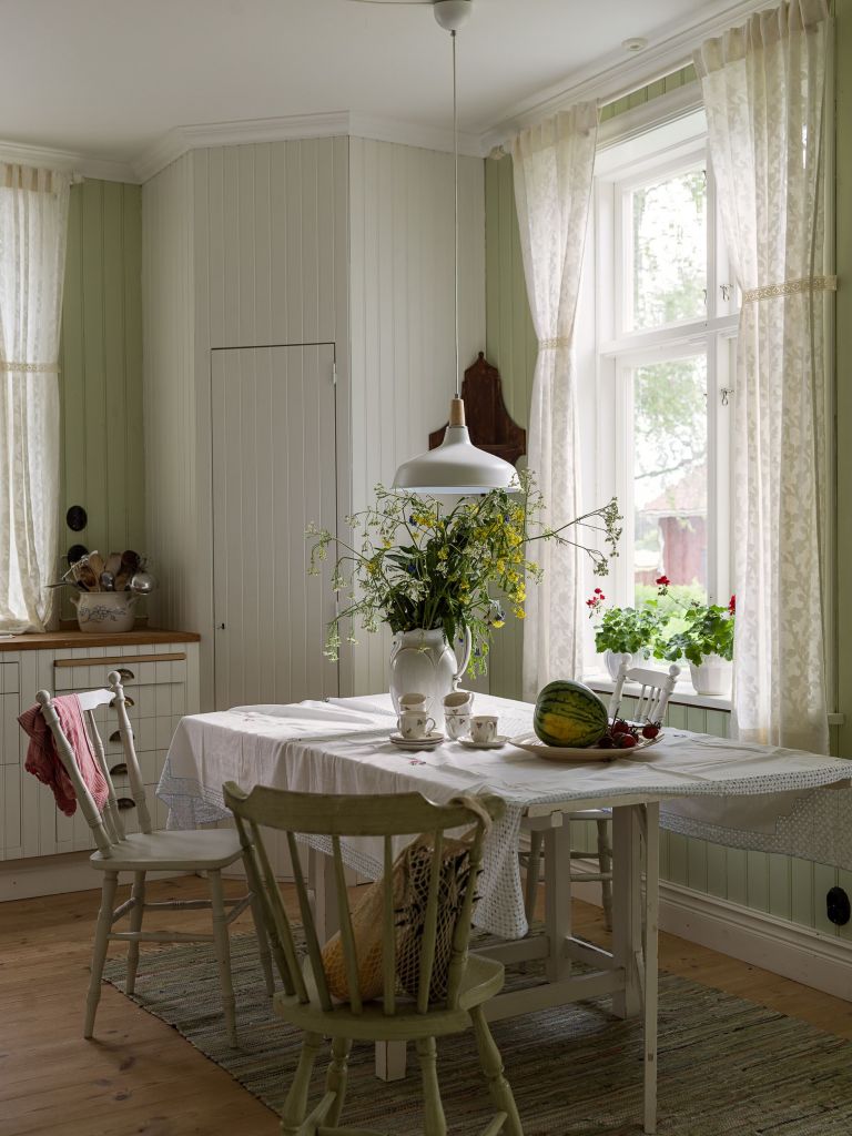 Kaunis vaaleanvihreä helmiäinen maalaiskeittiö 